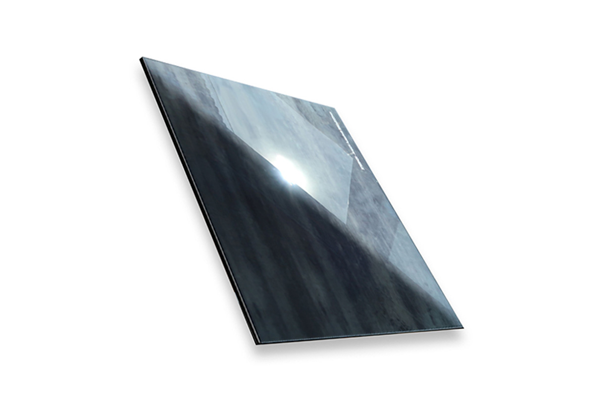 Reflektierende Glasplatte mit moderner Struktur Schräge Aufnahme einer reflektierenden Glasplatte mit glänzender Oberfläche und moderner Struktur